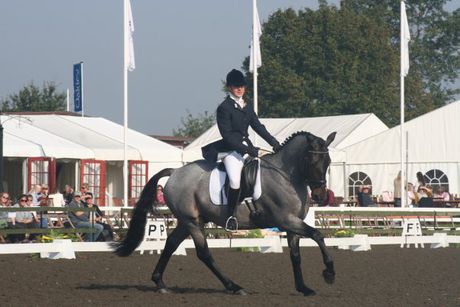 Stephanie Kelly riding The Silver Brumby.